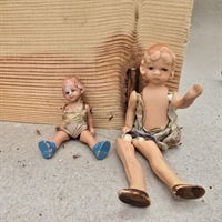 lille-gammel-dukke-blaa-sko-stoerre-langbenet-dukke-brune-sko-gammelt-legetoej